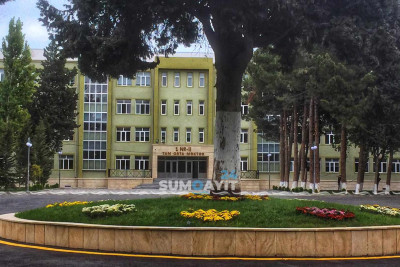 24 yaşlı gənc məktəbin önündə bıçaqlanıb