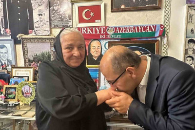 Türkiyəli diplomat Polad Həşimovun anasına baş çəkib