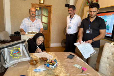 Sumqayıtda 101 yaşlı Zəri nənə səs verib