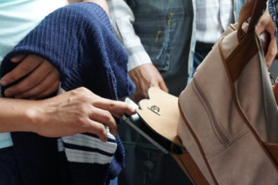 11-ci mikrorayonda qadının telefonu oğurlanıb