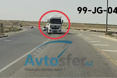 Fikri telefonda olan "TIR" sürücüsü maşınların üzərinə sürdü