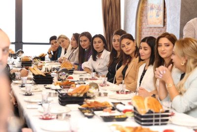 Təhsil idarəsinin müdiri müəllimlərlə səhər yeməyində görüşüb