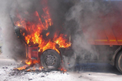 Sumqayıtda maşın yanıb