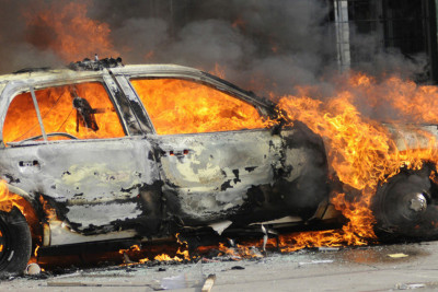 Sumqayıt yolunda maşın yanıb