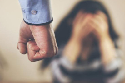 Qızı universitetə qəbul olmadığı üçün arvadını döyən şəxsin MƏHKƏMƏSİ