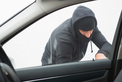 Sumqayıtda avtomobilin alın şüşəsi oğurlanıb