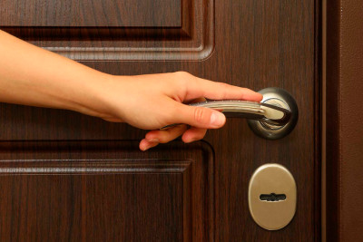 FHN mənzildə köməksiz qalan vətəndaşa yardım etdi