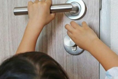 Mənzildə nəzarətsiz qalan uşaq xilas edilib