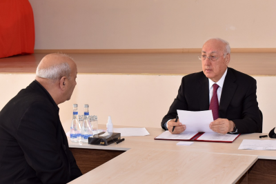 Şəhər rəhbəri sakinlərin problemlərini dinlədi