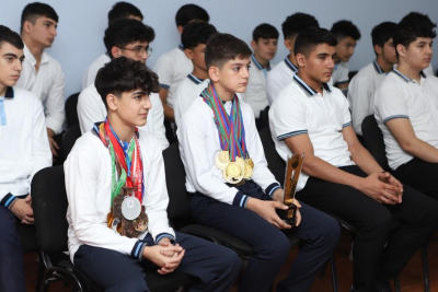 Paralimpiya çempionu İlham Zəkiyev məktəblilərlə görüşüb