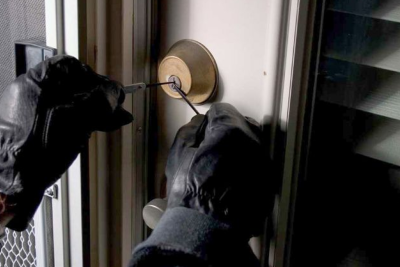 Daha bir evdən oğurluq: 3 nəfər saxlanıldı