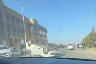 Çerkassı küçəsində avtomobil aşıb