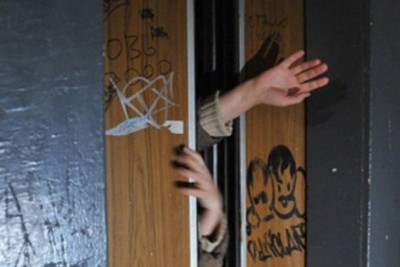 Liftdə qalan uşaq xilas olunub