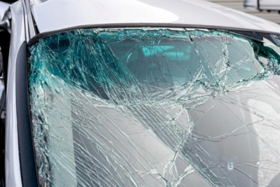 Sumqayıtda avtomobil mağazaya çırpılıb