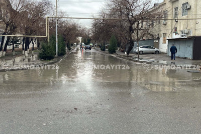 Sumqayıtda yağış suları küçəni keçilməz edir