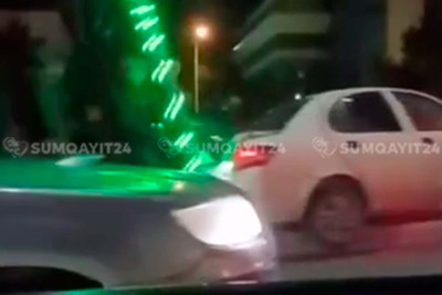 Sumqayıtda maşın işıq dirəyinə çırpıldı