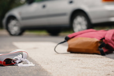 45-ci məhəllədə avtomobil qadını vurub