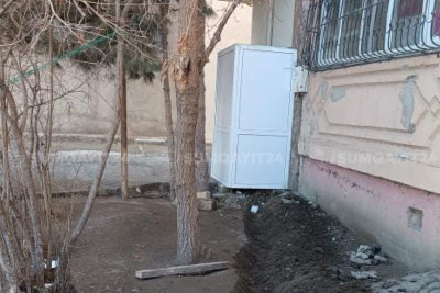 Sumqayıtda biabırçılıq: Tualeti binanın altında tikdilər