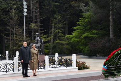 Prezident İlham Əliyev və birinci xanım Mehriban Əliyeva Ümummilli Lider Heydər Əliyevin məzarını ziyarət ediblər