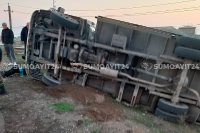 Sumqayıtda yük maşını aşıb: xəsarət alan var - YENİLƏNİB