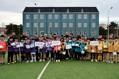 Sumqayıtda şagirdlərə futbol topları hədiyyə olundu