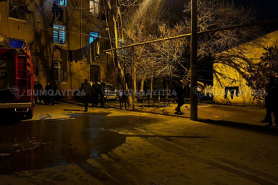 Sumqayıtda binada yanğın: Sakinlər təxliyə edildi - VİDEO