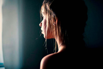 "Ata" azyaşlı qızını odun sobasında yandırdı, dırnağını çəkdi - MƏHKƏMƏ