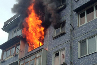 Sumqayıtda çoxmərtəbəli binada yanğın olub