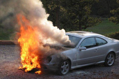 Sumqayıtda “Mercedes”də yanıb