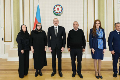 İlham Əliyev təyyarə qəzasında həlak olan ekipaj heyətinin ailə üzvləri və sağ qalan təyyarə bələdçiləri ilə görüşüb - YENİLƏNİB