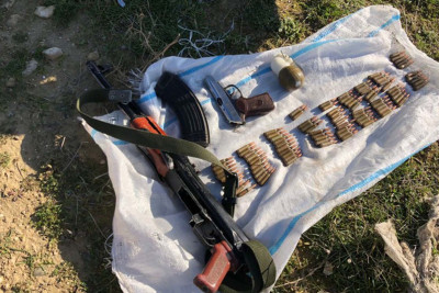 Sarayda döyüşə yararlı silah-sursat tapıldı