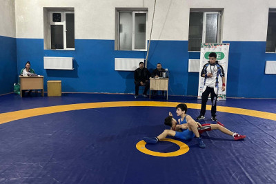 Sumqayıt birinciliyində qalib gələn güləşçilər təltif olundu