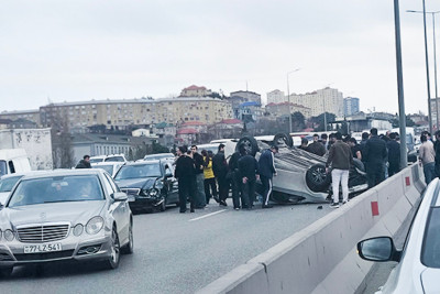 Sumqayıt yolunda qadın avtomobili aşırdı