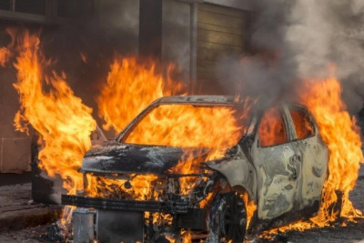 Sumqayıtda xanıma məxsus maşın yanıb