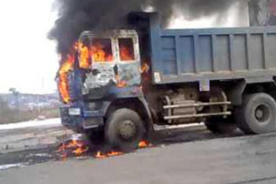 Sumqayıtda “KamAz” yanıb