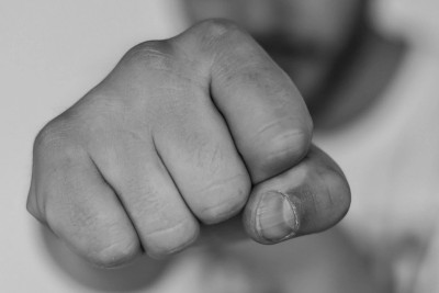 Sumqayıtda gənc anasını döyüb - TƏFƏRRÜAT