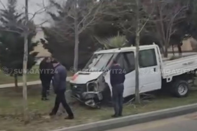 Sumqayıtda yük maşını ağaca çırpıldı - VİDEO + YENİLƏNİB