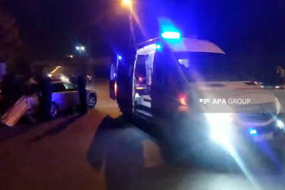 Sumqayıt yolunda "Mercedes" beton maneəyə çırpılıb