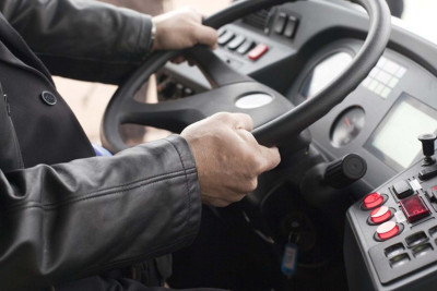 Sumqayıtda avtobus sürücüsü döyüldü, pulu ələ keçirildi