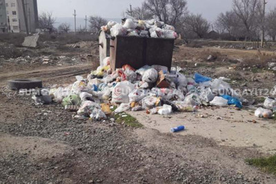 Tağıyev qəsəbəsində aşıb-daşan zibil qabları