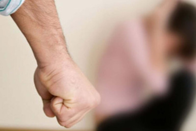 Novxanıda kişi 15 illik qız dostunun BAŞINI QAPIYA VURDU