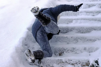 Qarlı havada xəsarət alanların sayı məlum olub