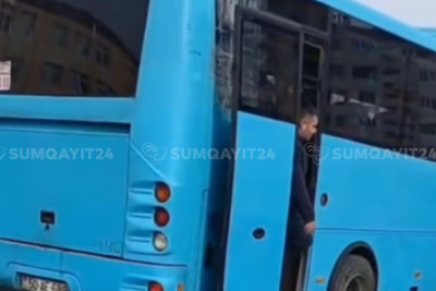 Sumqayıtda avtobus yolda qaldı - VİDEO