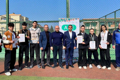 Məktəblilər arasında şəhər birinciliyinin qalibləri təltif edildilər