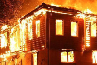 Novxanıda ikimərtəbəli ev yanıb