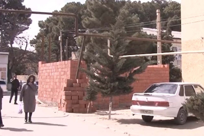 Qəsəbə sakinlərinin gününü qara edən tikinti