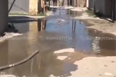 Sumqayıtda yola kanalizasiya suyu axıdılır