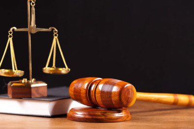 Yanından toz qaldırıb keçən sürücünü təhqir etdi, həbsə düşdü