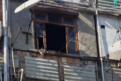 Sumqayıtda TƏHLÜKƏ: kişi qonşularına bıçaq çəkir - VİDEO