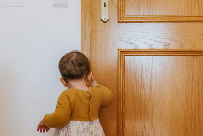 Mənzildə köməksiz qalan uşaq xilas edildi